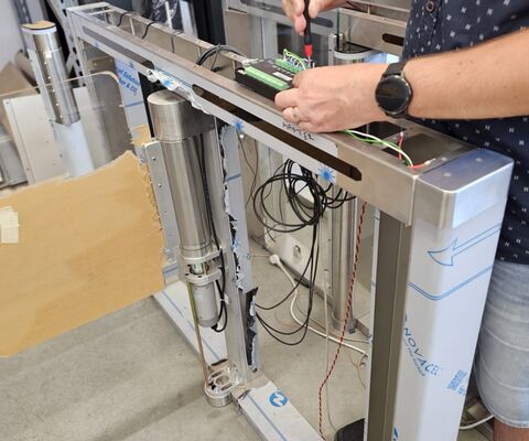 Technik zapojující elektroniku vstupního speedgate turniketu v nerezovém provedení