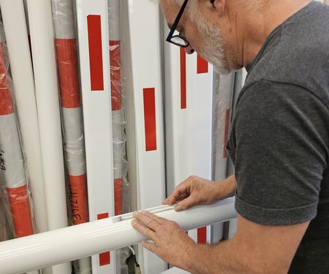 Odměřování a instalace čidla na rameno závory v bílé barvě s červenými pruhy