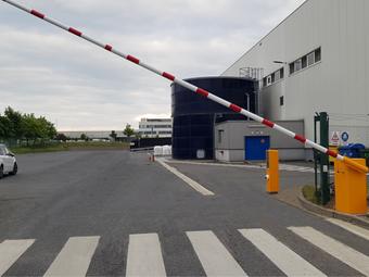 Traffic and long barriers