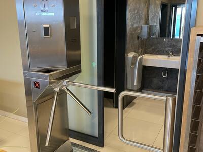 Přístupový systém ke vstupu na toalety