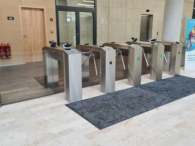 Přístupový systém ke kontrole vstupu do areálu/objektu