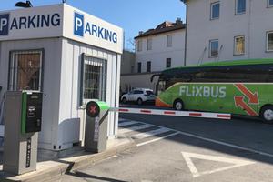 Zeleno-šedo-černá závora s výjezdovým terminálem