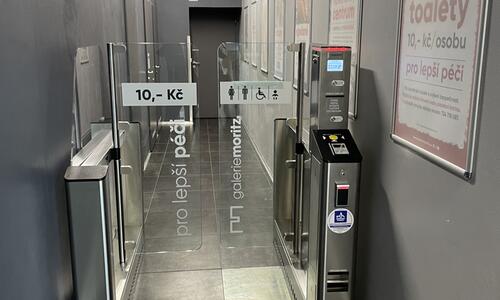Turniket na zpoplatněný vstup na toalety v nákupní galerii