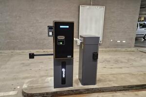 Parking system for a car park with continuous operation 24/7