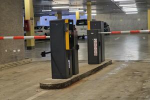 Parking system for a car park with continuous operation 24/7