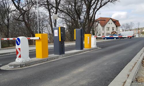 Parking system with several entrances in the hospital parking lot