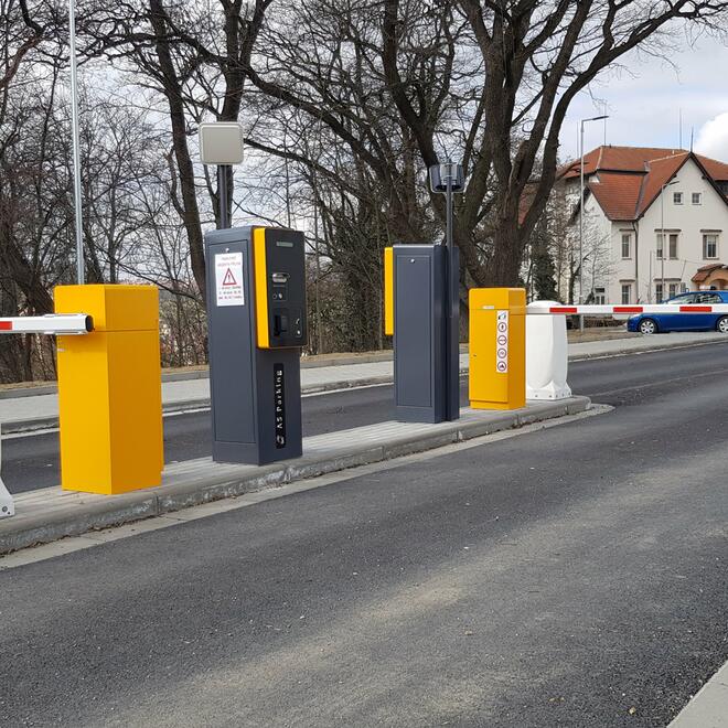 Parkovací systém s vícero vjezdy na parkovišti u nemocnice
