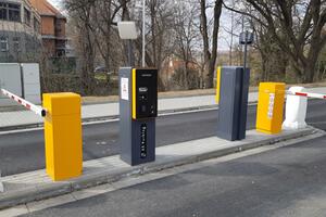 Parking system with several entrances in the hospital parking lot