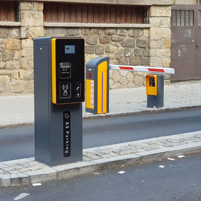 Plně soběstačný parkovací systém se samoobslužnými pokladnami a čtečkou SPZ