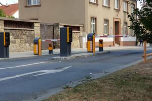 Fully self-sufficient parking system with self-service cash registers and license plate reader