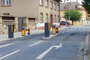 Fully self-sufficient parking system with self-service cash registers and license plate reader