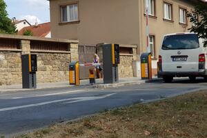 Fully self-sufficient parking system with self-service cash registers and license plate reader