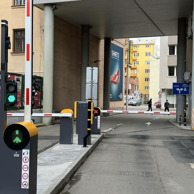 Chytrý parkovací systém s pastí na myš na výjezdu z parkoviště