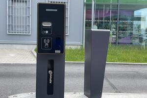 Detail vjezdového terminálu na výdej lístků a se čtečkou čipů.
