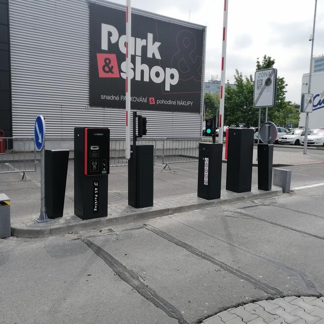 Automatické závory pro vjezd na parkoviště nákupní zóny Park&shop