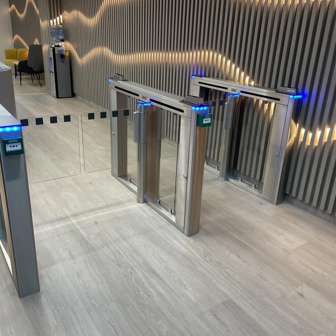 Vstupní turnikety pro kasinové studio Evolution v pražské Harfě