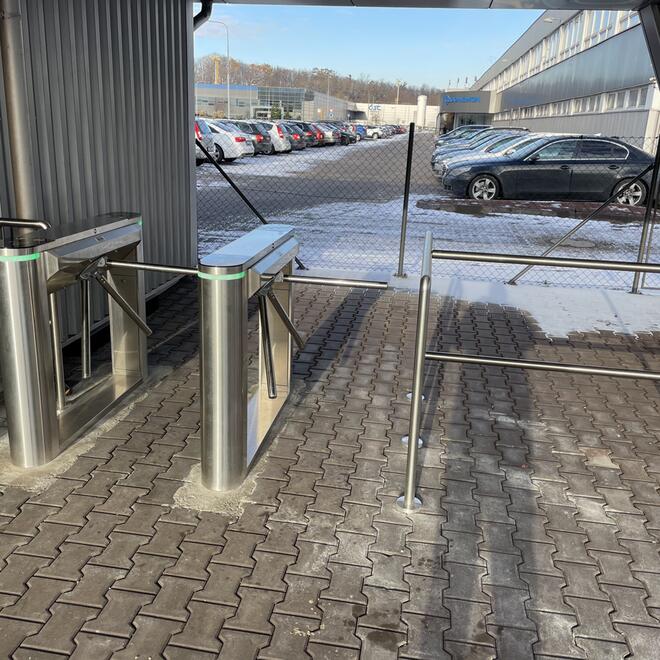 Tripodové turnikety na vstupu do firemního areálu Dongwon