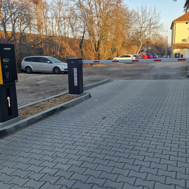 Závorový parkovací systém pro fitness centrum AFIT