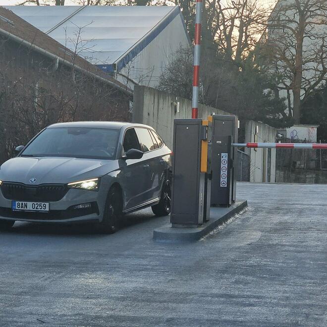Chytrý systém s parkovacími automaty a závorou pro venkovní parkoviště
