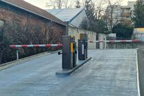Chytrý systém s parkovacími automaty a závorou pro venkovní parkoviště - #1