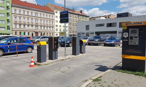 Parkovací systém AS Parking na parkovišti u nemocnice