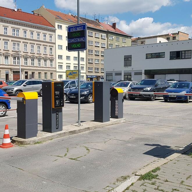 Parkovací systém AS Parking na parkovišti u nemocnice