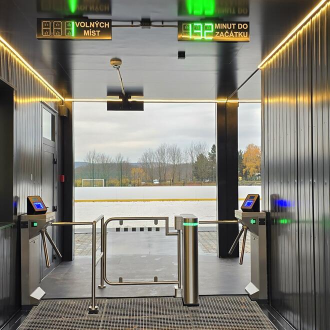 Vstupenkový systém s turnikety a LED tabulemi na kluziště v Brně v Bystrci