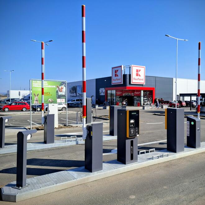 Combined parking system with tickets and cameras in front of the Kaufland Hořovice store