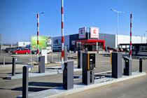 Combined parking system with tickets and cameras in front of the Kaufland Hořovice store - #1