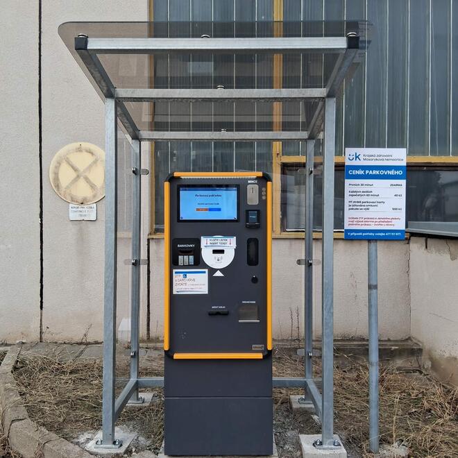 Parkovací automat k platbě kartou u Krajské zdravotní Masarykovy nemocnice v Ústí n. Labem