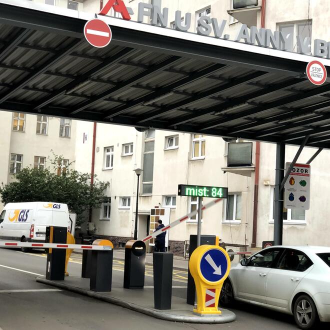 Vjezd skrz parkovací systém s automatickými závorami