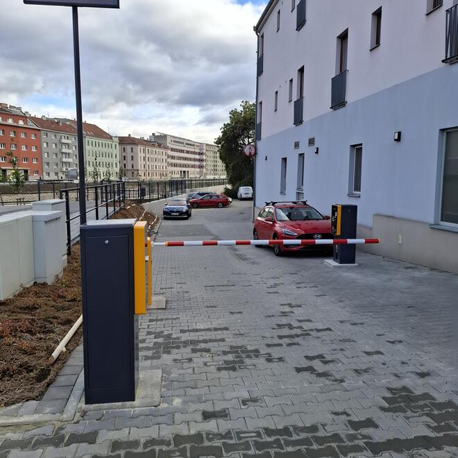 Obousměrná automatická závora s terminálem u vjezdu na parkoviště hotelu Sharingham v Brně