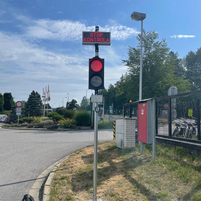 Semafory s informační LED tabulí k řízení provozu na výjezdu z areálu Hettich