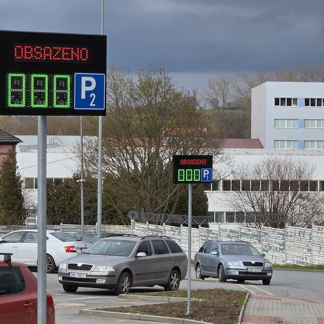 LED informační tabule s inteligentním počítadlem volných/obsazených míst v areálu Iveco Vysoké Mýto