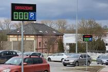 LED informační tabule s inteligentním počítadlem volných/obsazených míst v areálu Iveco Vysoké Mýto - #1