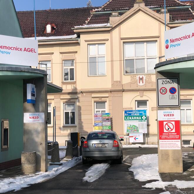 Vjezdový terminál a závora typu PARK-S