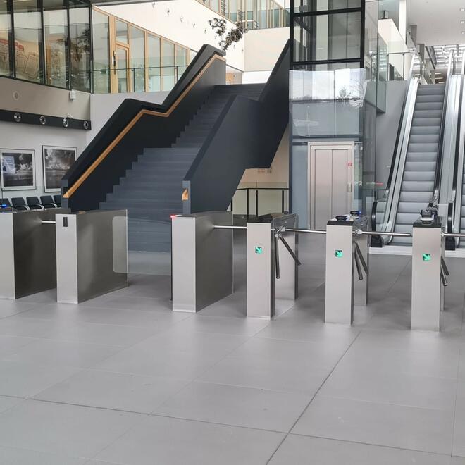 Spodní soustava několika vstupních turniketů a branky