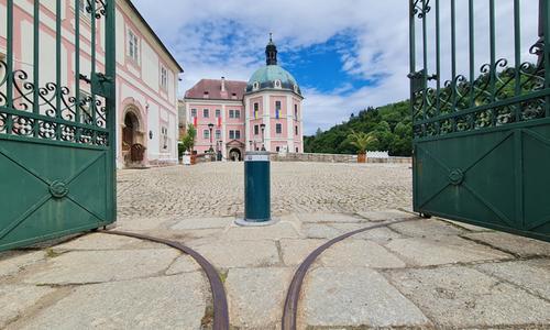 Parkovací sloupek u vjezdu do zámku