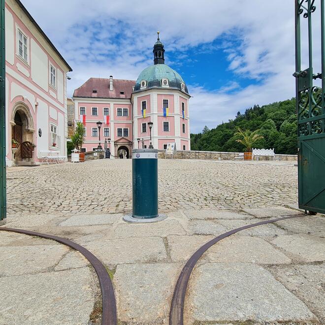 Parkovací sloupek u vjezdu do zámku