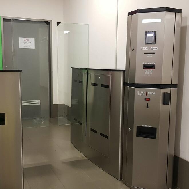 Turnikety na zpoplatněném vstupu na WC v obchodním centru