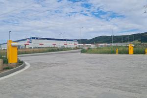 Průmyslové závory AS Parking ve vjezdu na parkoviště u logistického centra