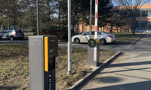 Parkovací systém AS Parking s automatickými závorami, terminály a pokladnou