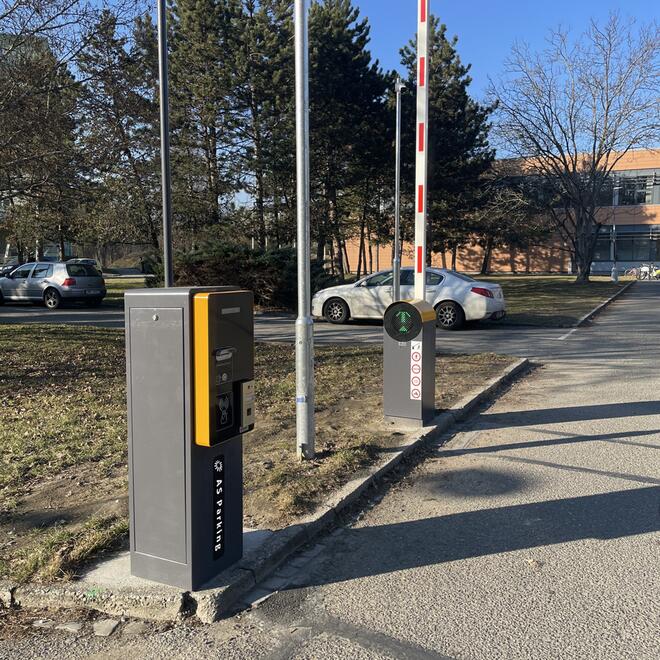 Parkovací systém AS Parking s automatickými závorami, terminály a pokladnou