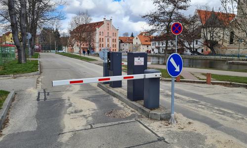 Parkovací systém AS Parking se dvěma závorami a pokladnou na platbu v hotovosti