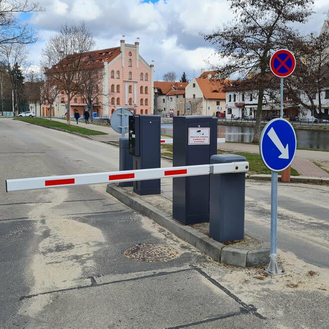 Parkovací systém AS Parking se dvěma závorami a pokladnou na platbu v hotovosti