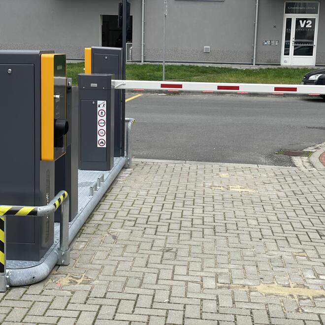 Pohled na na terminál a závoru při výjezdu z parkoviště