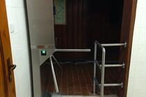 Detailnější pohled na turniket při odchodu z toalety