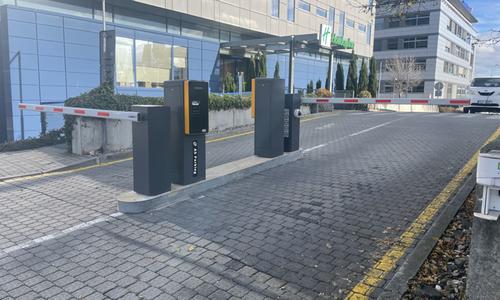 Parkovací systém před hotelem na pražském letišti