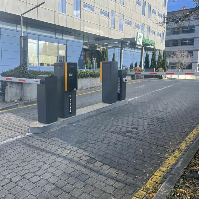 Parkovací systém před hotelem na pražském letišti