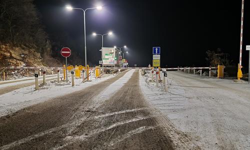 Soustava několika průmyslových závor na vjezd do lomu